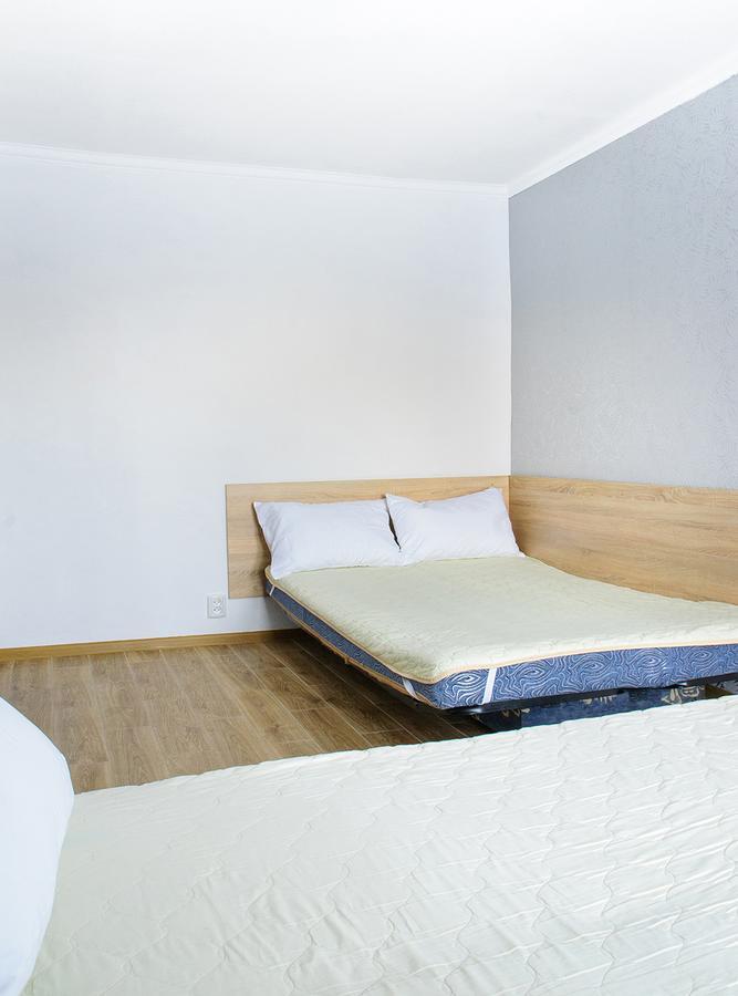 Scandinavian Poltava Apartments With 2 Rooms, 3 Beds 1 Sofa Екстериор снимка